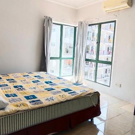 Gold Coast International Resort Kampong Bukit Beruang Bagian luar foto